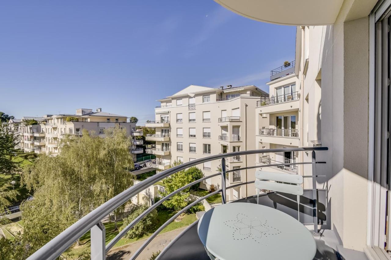 Chic Apart With Parking And Balcony Apartment Сержи Екстериор снимка